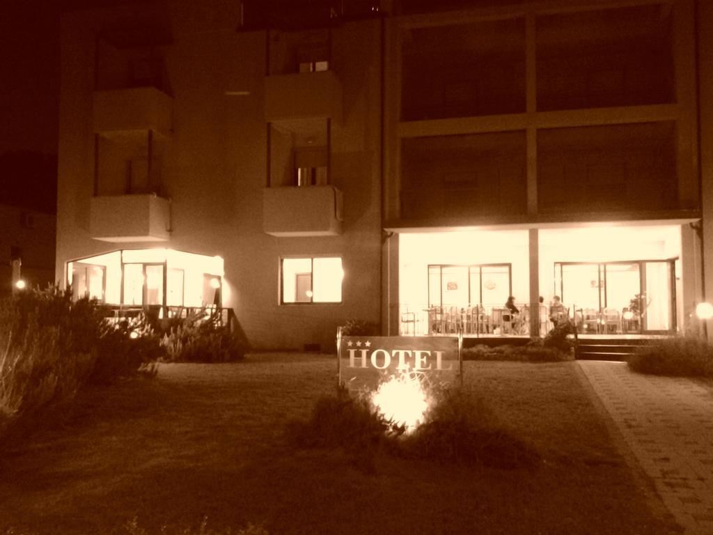 Hotel Flora Marina Di Bibbona Ngoại thất bức ảnh